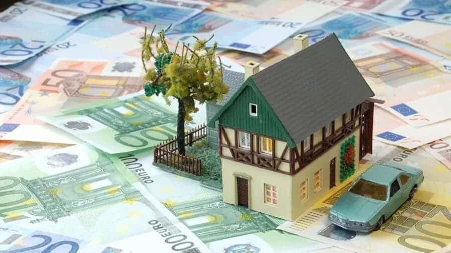 Если недвижимость продают членам семьи, применяются пониженные налоговые ставки по трансфертному сбору Игрушечный домик на купюрах евро